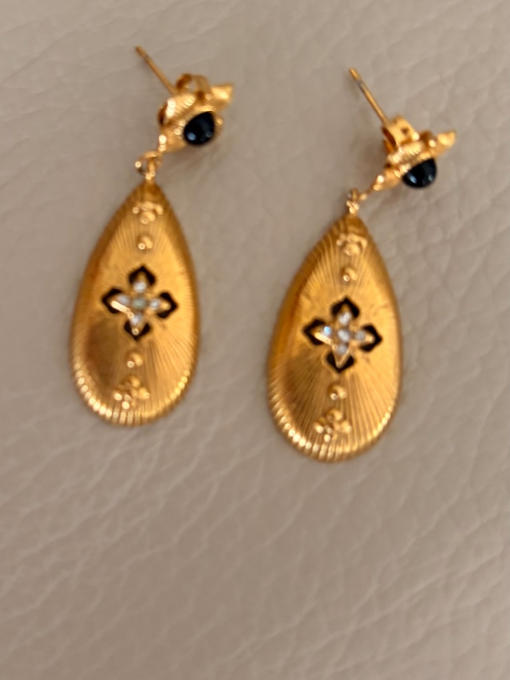 Gold & diamond pair of drop earrings